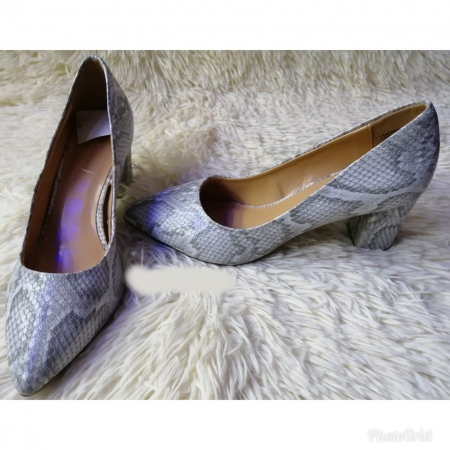 Snake skin patterned low heel pumps for ladies