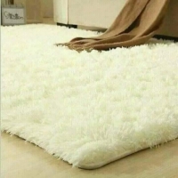 White Fluffy carpets 5 x 8 sq ft